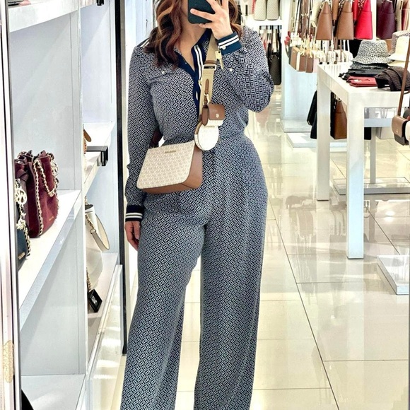 Michael Kors Vanilla Crossbody with Tech Attachment - Picture 2 of 7